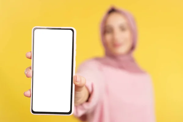 Tela Branco Celular Realizada Por Uma Mulher Muçulmana Estúdio Com — Fotografia de Stock