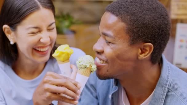 Медленное Видео Латиноамериканка Афро Мужчина Веселятся Поедая Мороженое Открытом Воздухе — стоковое видео