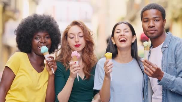 Медленное Видео Мультикультурные Друзья Едят Мороженое Улыбаются Камеру Улице — стоковое видео