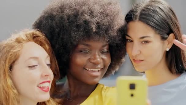 Hidasliikkeinen Video Jossa Kolme Monietnistä Naista Poseeraa Ottaessaan Selfien Kadulla — kuvapankkivideo