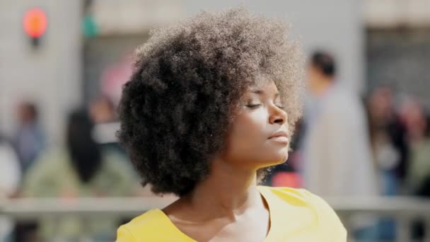 Slow Motion Video Van Een Krachtige Afrikaanse Vrouw Zoek Naar — Stockvideo
