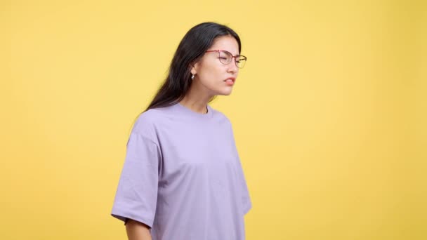Kobieta Zdejmuje Okulary Aby Zobaczyć Daleko Studio Żółtym Tle — Wideo stockowe