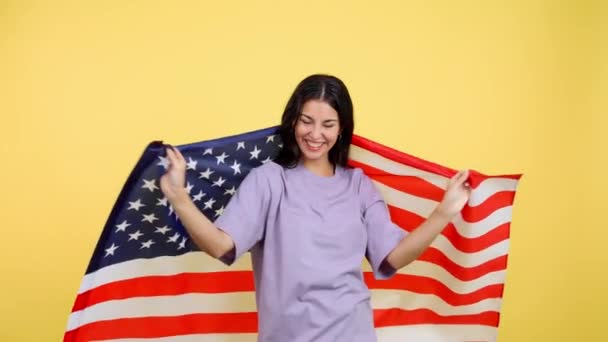 Glad Kaukasiska Kvinna Inslagning Med Nordamerika National Flagga Studio Med — Stockvideo