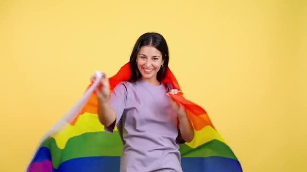 Mulher Caucasiana Feliz Envolto Com Uma Bandeira Lgbt Estúdio Com — Vídeo de Stock