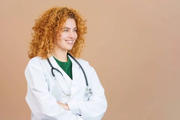 Imagen Estudio Una Doctora Con Pelo Rizado Sonriendo Mientras Mira — Foto de Stock