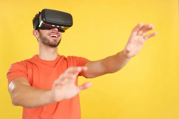 Hombre Caucásico Haciendo Gestos Mientras Usa Gafas Realidad Virtual Estudio —  Fotos de Stock
