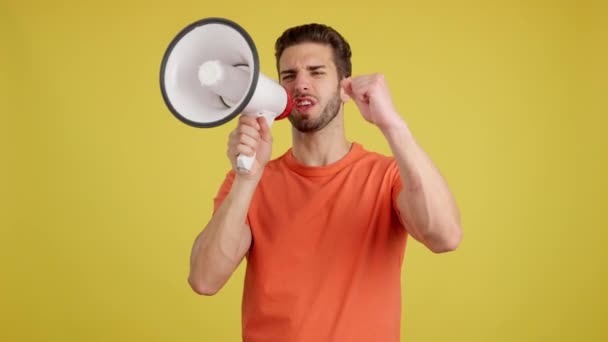 Непростий Білий Чоловік Кричить Використовуючи Гучномовець Студії Жовтим Тлом — стокове відео