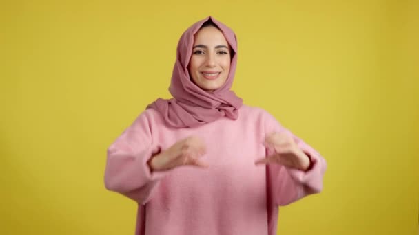 Moslim Vrouw Vertegenwoordigt Een Hart Vorm Van Vingers Studio Met — Stockvideo