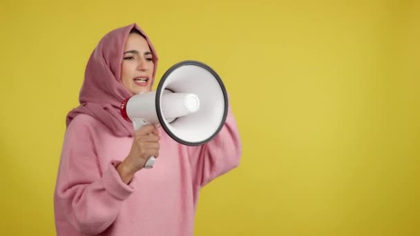 Upprörd Muslimsk Kvinna Med Högtalare Ilska Studio Med Gul Bakgrund — Stockvideo