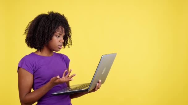 Mujer Preocupada Con Cabello Afro Usando Portátil Estudio Con Fondo — Vídeo de stock