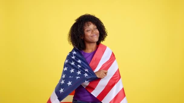 Mulher Feliz Com Cabelo Afro Envolto Com Uma Bandeira Dos — Vídeo de Stock
