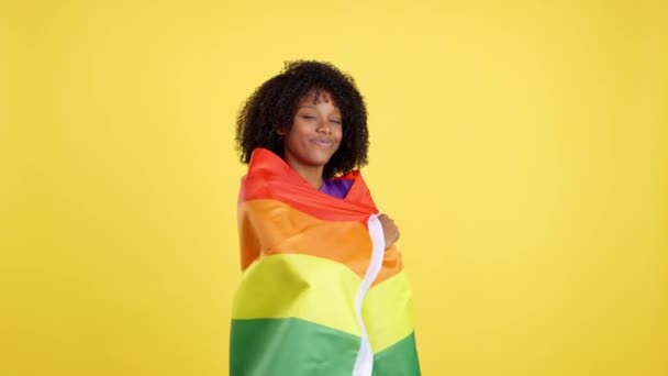 Afro Haj Csomagolva Egy Lgbt Szivárvány Zászló Stúdióban Sárga Háttér — Stock videók