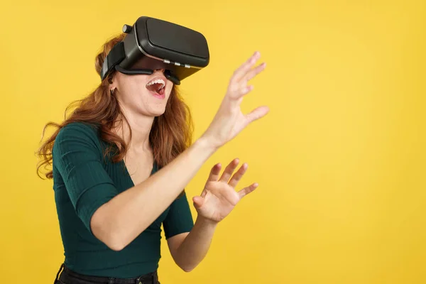 Mujer Pelirroja Feliz Con Gafas Realidad Virtual Estudio Con Fondo —  Fotos de Stock