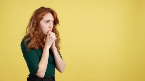 Redheaded Γυναίκα Κοιτάζει Ψηλά Ενώ Προσεύχεται Διπλωμένα Χέρια Στο Στούντιο — Αρχείο Βίντεο