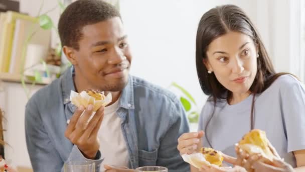 アフリカの男と女のスローモーションビデオチャットと食べる朝食とともに友人とともに自宅で — ストック動画