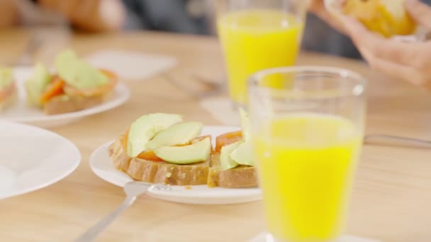 Portakal Suyu Kek Tost Ile Yan Yana Giden Bir Masanın — Stok video