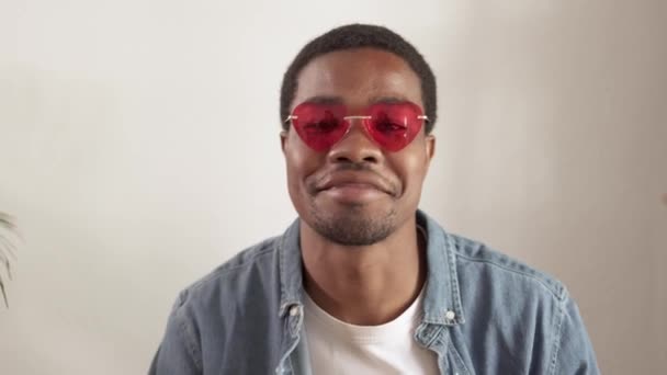 Långsam Rörelse Närbild Video Afrikansk Man Med Hjärtformade Solglasögon — Stockvideo
