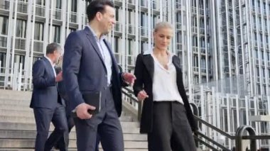 Bir grup iş adamının finans bölgesinde merdivenlerden inerken yavaş çekim videosu.