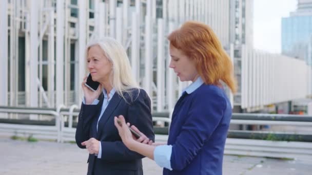 Kadınının Konuşmak Dışarıda Danışmanlık Yapmak Için Cep Telefonlarını Kullanmasının Yavaş — Stok video