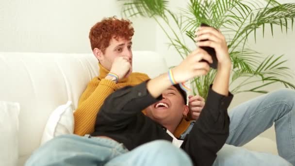 Rallentatore Video Felice Gay Coppia Scherzo Mentre Prendere Selfie Sdraiato — Video Stock