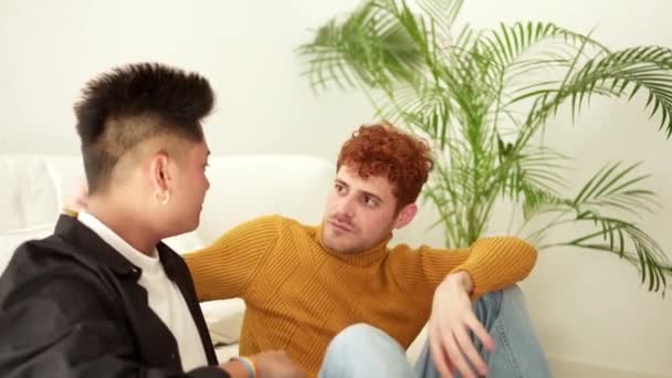 Vídeo Cámara Lenta Una Pareja Gay Multiétnica Hablando Sonriendo Sofá — Vídeos de Stock