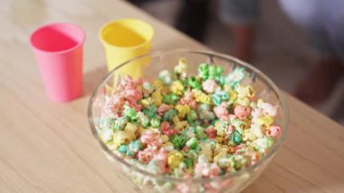 Evdeki kaseden patlamış mısır alan insanların yavaş çekim videosu.