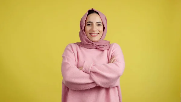 Mujer Musulmana Velada Trata Ser Serio Pero Puede Estalla Riendo — Foto de Stock
