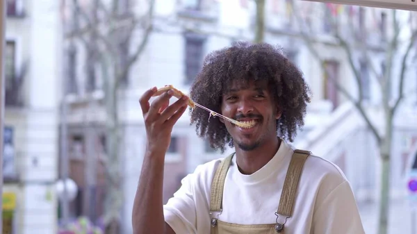 Video Rallentatore Uomo Con Acconciatura Afro Che Mangia Pizza Tirando — Foto Stock