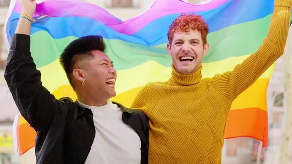 Lambat Gerak Video Dari Pasangan Gay Bersemangat Melambaikan Bendera Pelangi — Stok Foto