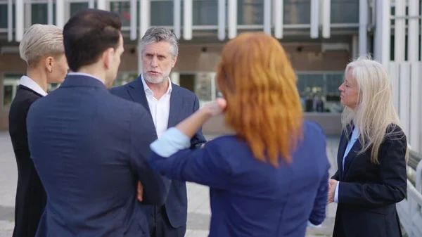 Vidéo Ralenti Homme Affaires Mature Donnant Des Ordres Ses Employés — Photo