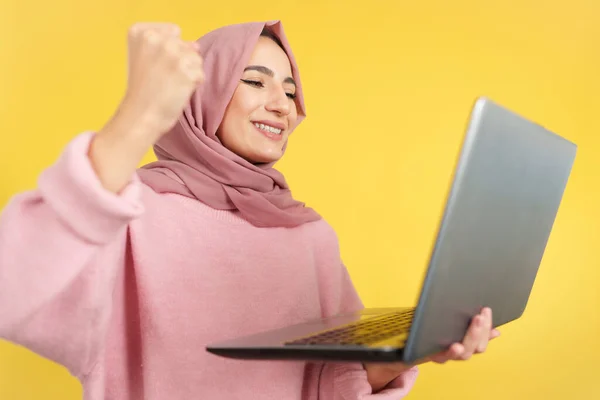 Mulher Muçulmana Feliz Celebrando Usar Laptop Estúdio Com Fundo Amarelo — Fotografia de Stock