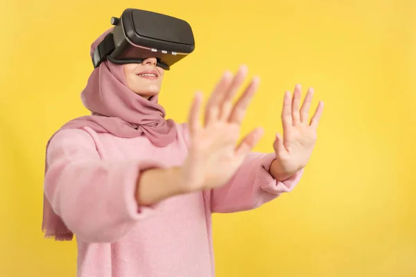 Mujer Musulmana Feliz Con Gafas Realidad Virtual Gestos Con Las —  Fotos de Stock