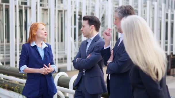 Lassított Felvétel Vörös Hajú Üzletasszonyokról Akik Üzletemberekkel Beszélgetnek Szabadban — Stock videók