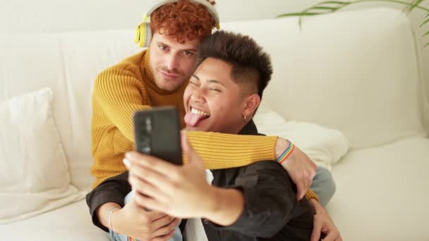 Zpomalené Video Homosexuálních Párů Objímajících Usmívajících Zatímco Selfie Spolu Sedí — Stock video