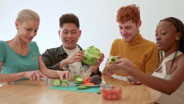 Vídeo Câmera Lenta Grupo Amigos Multiétnicos Preparando Uma Salada Casa — Vídeo de Stock