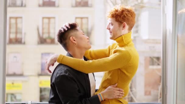 Lento Movimento Vídeo Aproximando Romântico Gay Casal Abraçando Juntos Varanda — Vídeo de Stock