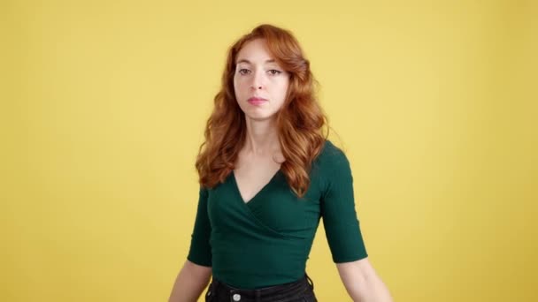 Stüdyoda Kollarını Kavuşturmuş Sarı Arka Planda Ciddi Kızıl Saçlı Bir — Stok video