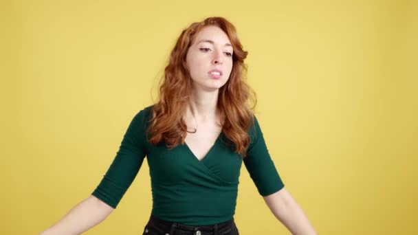 Žena Zrzavými Vlasy Gestikulující Něco Zapomíná Studiu Žlutým Pozadím — Stock video