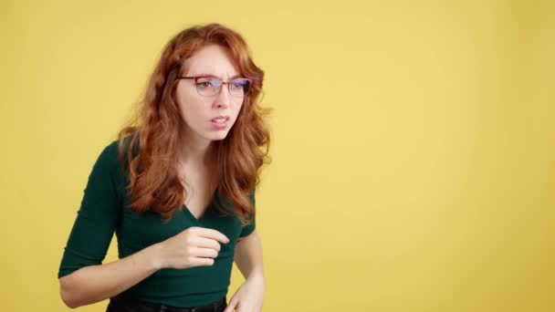 Mujer Pelirroja Con Gafas Espiando Con Curiosidad Estudio Con Fondo — Vídeos de Stock