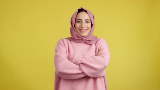 Femme Musulmane Voilée Essaie Être Sérieuse Mais Peut Pas Éclate — Video