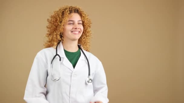 Vídeo Estudio Una Doctora Con Pelo Rizado Sonriendo Mientras Mira — Vídeos de Stock