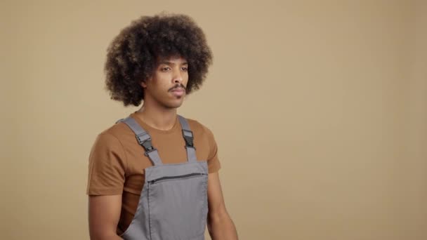 Glad Smiley Afro Man Snickare Med Verktyg Och Arbete Uniformin — Stockvideo