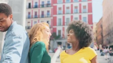 Sokakta dans eden kızıl saçlı ve Afrikalı kadının yavaş çekim videosu.