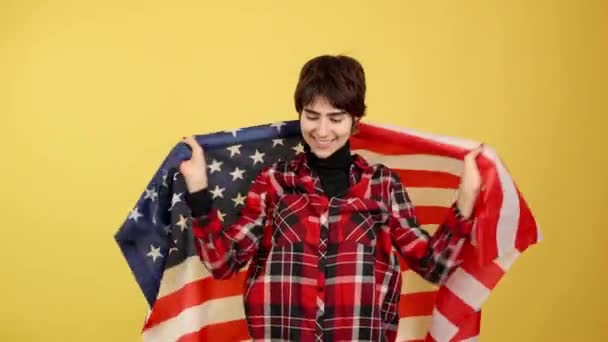 Ανδρόγυνο Άτομο Τυλιγμένο Αμερικανική Σημαία Στούντιο Κίτρινο Φόντο — Αρχείο Βίντεο
