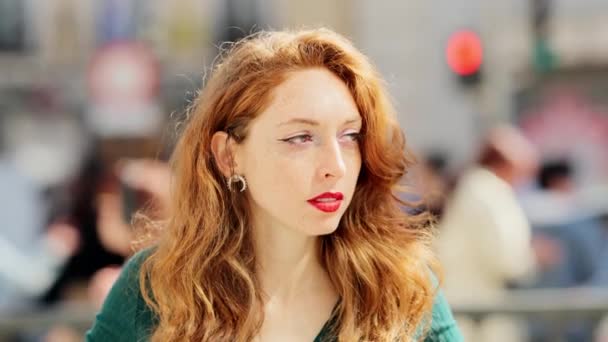 Caddedeki Kameraya Bakmak Için Ciddi Bir Hal Alan Kızıl Saçlı — Stok video