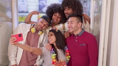 Bir grup mulitetik arkadaşın evde doğum günü kutlarken selfie çekerken yavaş çekim videosu.
