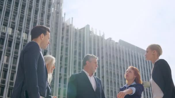 Adamlarının Açık Havada Finans Binasının Yanında Konuştuğu Yavaş Çekim Bir — Stok video
