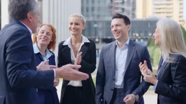 Відео Повільного Руху Команди Бізнесменів Які Розважаються Відкритій Зустрічі — стокове відео
