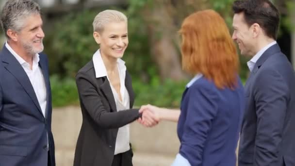 同僚と屋外で手を振るビジネスマンのスローモーションビデオ — ストック動画