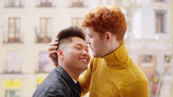 Zeitlupe Video Von Ein Gay Pärchen Über Küssen Auf Die — Stockvideo